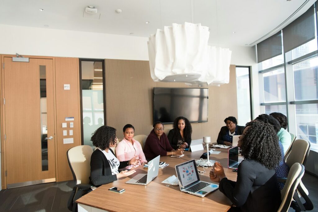 Professionnels collaborant autour de solutions digitales