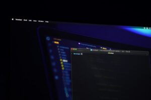 Développeur travaillant sur une solution numérique