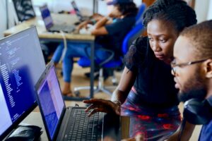 Équipe MIT Africa en environnement technologique