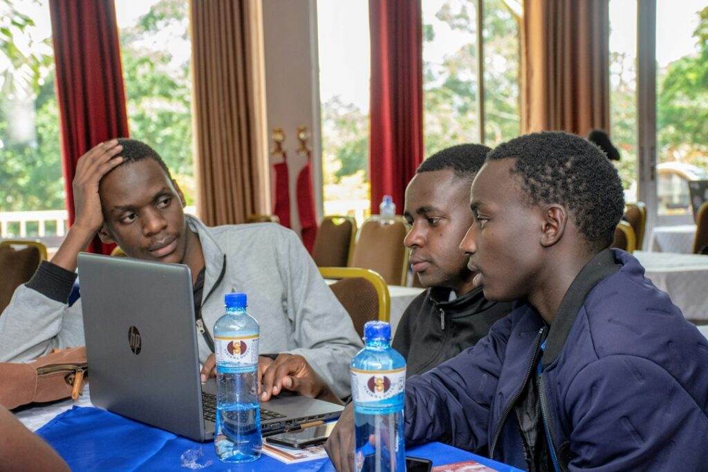 Professionnels africains en atelier technologique